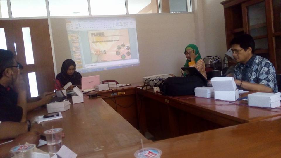 Desk pemasaran PLPBK sedang mendengarkan paparan tim pemasaran PLPBK desa. Foto: Khoirul Budiman