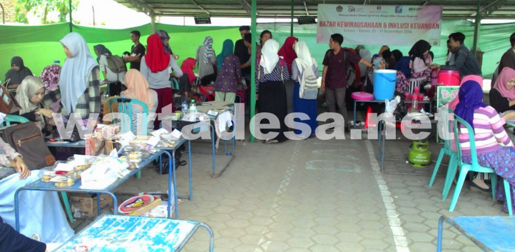 Bazar kewirausahaan. Puluhan mahasiswa IAIN Pekalongan menggelar bazar Selasa-Kamis (15-17/11) di Auditorium. Foto: Wahidatul Maghfiroh/wartadesa