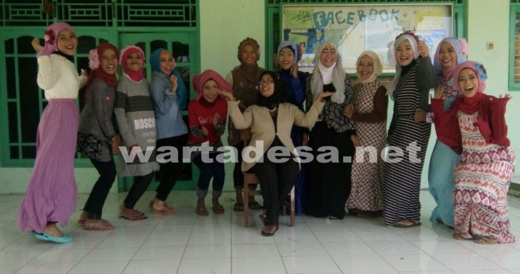 Unjuk kemampuan. Peserta pelatihan salon unjuk kemapuan dalam acara fesyen show di halaman praktik LPKS SMAIS YMI Wonopringgo, Jum'at (18/11). Foto: Buono/wartadesa