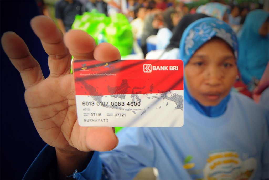 Kartu e-warung. Warga menunjukkan kartu e-warung KUBE PKH. Foto: wartakita