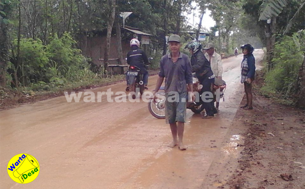 Kondisi jalan Sragi tertutup material tanah sebabkan empat pengendara motor kecelakaan. Foto: Koleksi pribadi Sunarto