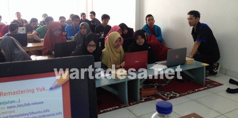 Remastering Ubuntu. Mahasiwa STIMIK Antar Bangsa Tangerang menggelar workshop remastering Ubuntu bersama Grombyang OS Indonesia.