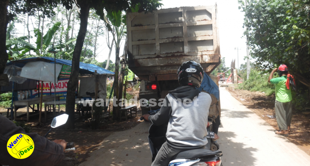 Truk besar. Meski baru saja disepakati bahwa truk besar pembawa material tol hanya boleh lewat jalan provinsi dan jalan nasional, truk ini masuk ke jalan kabupaten. Foro: Buono/wartadesa