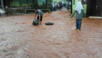 banjir smk ma’arif rowolaku
