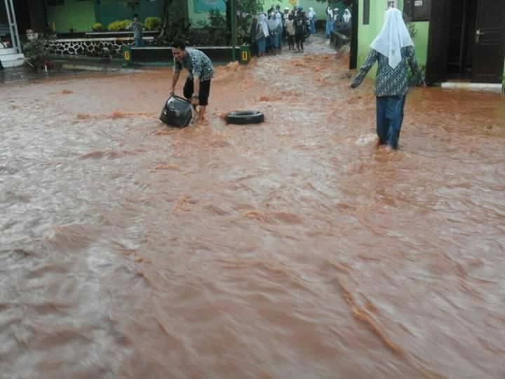 banjir smk ma’arif rowolaku
