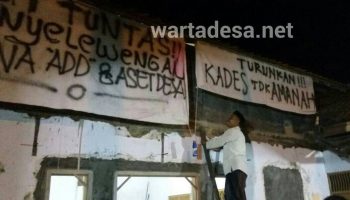 penurunan spanduk demo