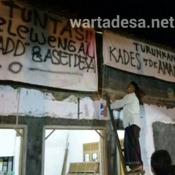 penurunan spanduk demo
