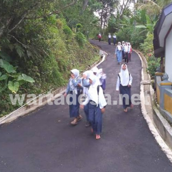 siswa jalan kaki