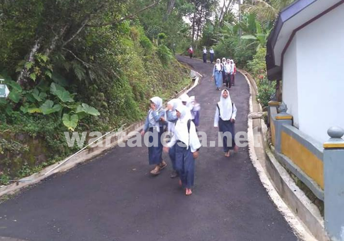 siswa jalan kaki