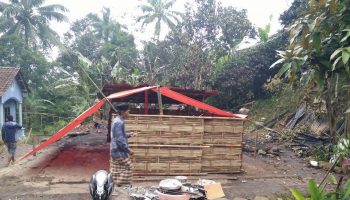 tenda rumah terbakar