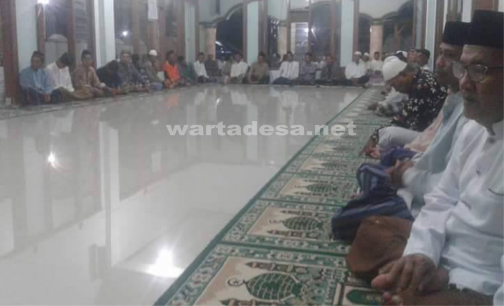 Tasyakuran. Warga Mulyorejo Kecamatan Tirto Kabupaten Pekalongan mengelar tasyakuran dimulainya pembangunan Great Wall penahan rob di Pantura Pekalongan. Foto: Eko Riyanto/Wartadesa