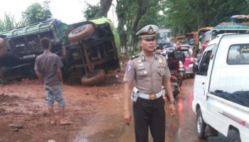 truk terguling