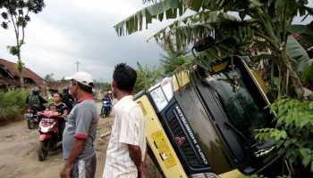 truk terguling di karangdadap