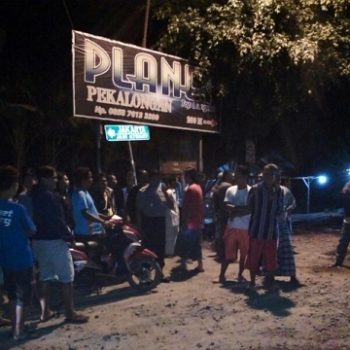 warga sragi blokir jalan