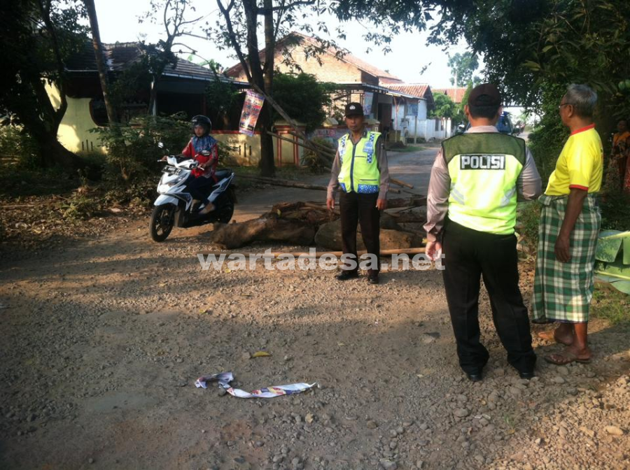 blokir jalan tangkiltengah