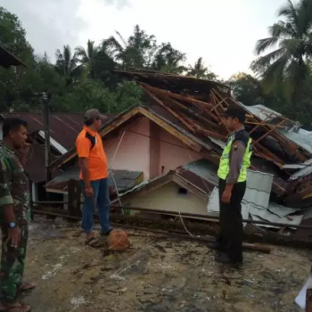 angin rusak atap