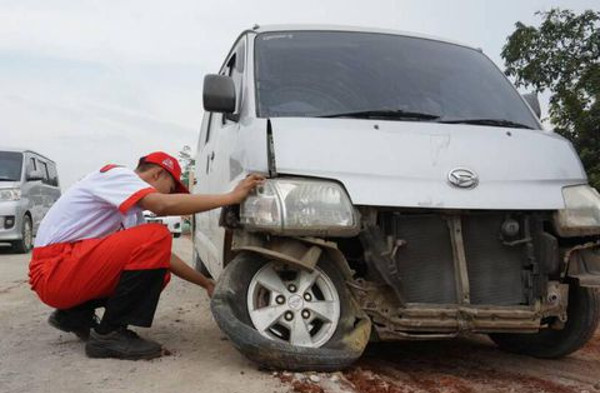 grandmax tabrak batu