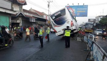 hiba utama tabrak pembatas