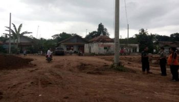 tiang listrik ditengah jalan tol