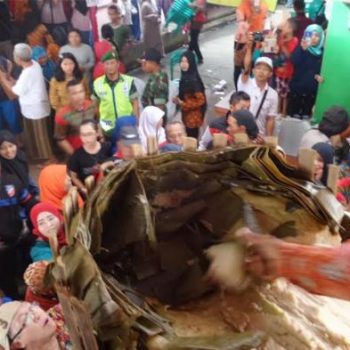 rebutan lopis raksasa