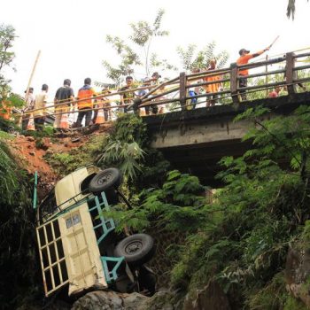 truk masuk sungai