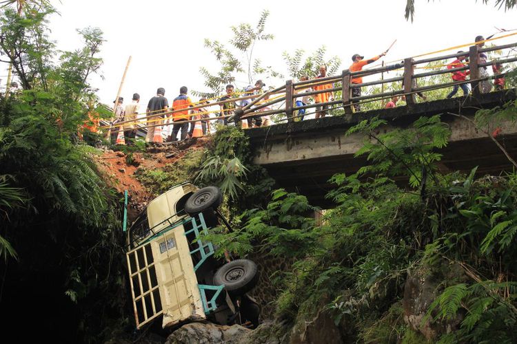 truk masuk sungai