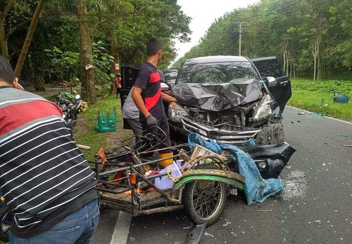 tukang kelapa muda tertabrak mobil