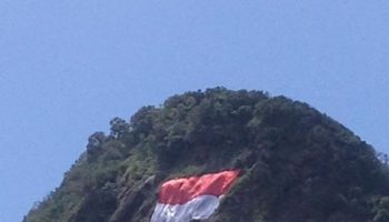 merah putih di bukit mendelem