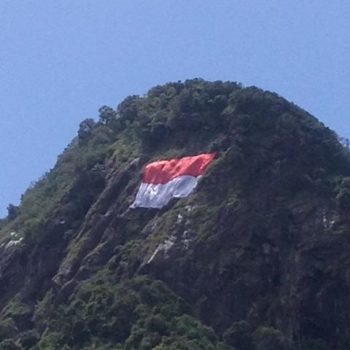 merah putih di bukit mendelem
