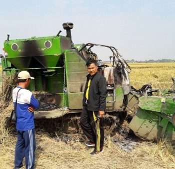 mesin pemotong padi dibakar