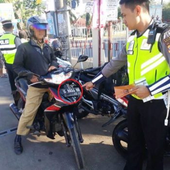plat merah jadi item