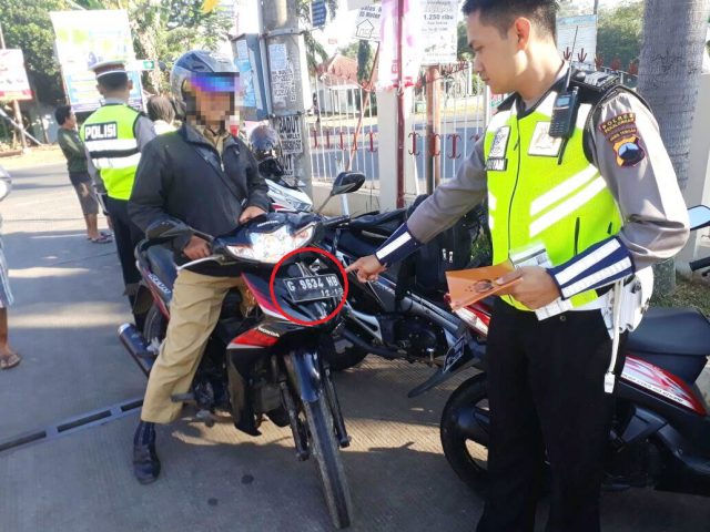 plat merah jadi item