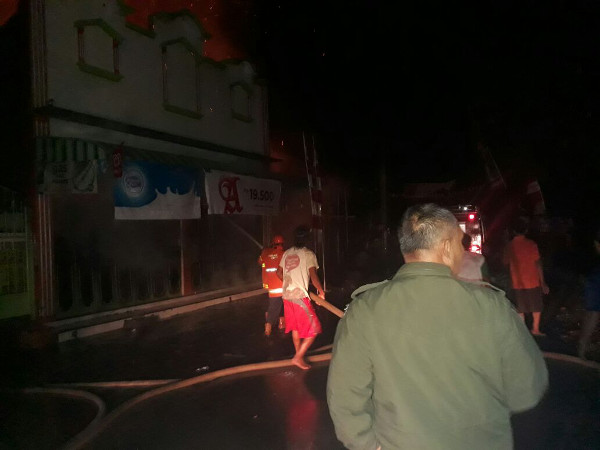toko kelontong terbakar