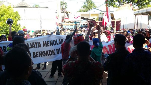 warga suralaya tolak galian c