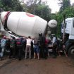 truk terperosok