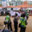 kantor camat ampelgading digeruduk