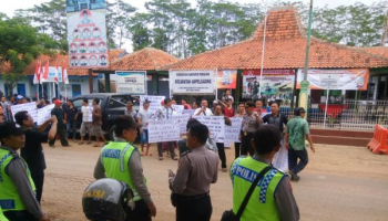 kantor camat ampelgading digeruduk