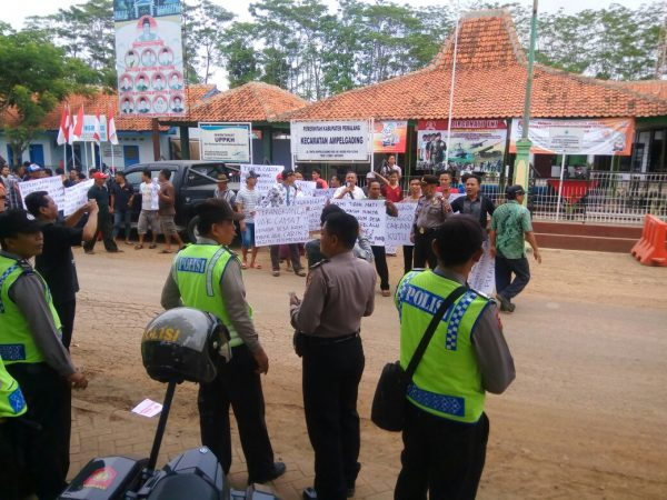 kantor camat ampelgading digeruduk