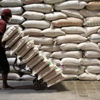 Seorang pekerja mendorong kereta beras di sebuah industri penggilingan beras premium di Kelurahan Jongbiru, Kediri, Jawa Timur, Selasa (6/1).