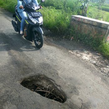jalan berlubang