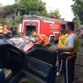 mobil terbakar