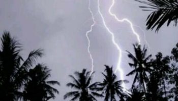 ilustrasi tersambar petir