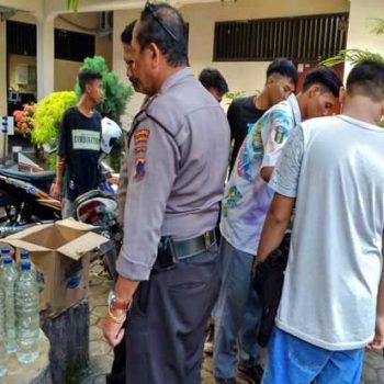 rayakan-kelulusan-dengan-pesta-miras-puluhan-pelajar-ini-diciduk-polisi-Oq1
