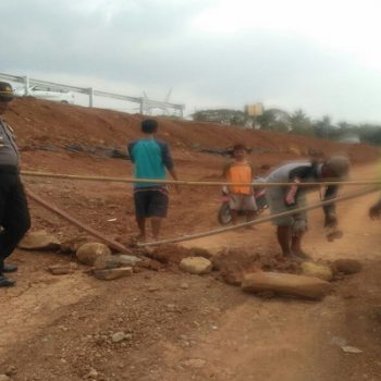 warga buka askes exit tol