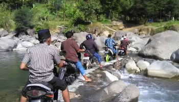 warga luragung menyeberang kali
