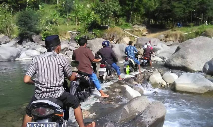 warga luragung menyeberang kali
