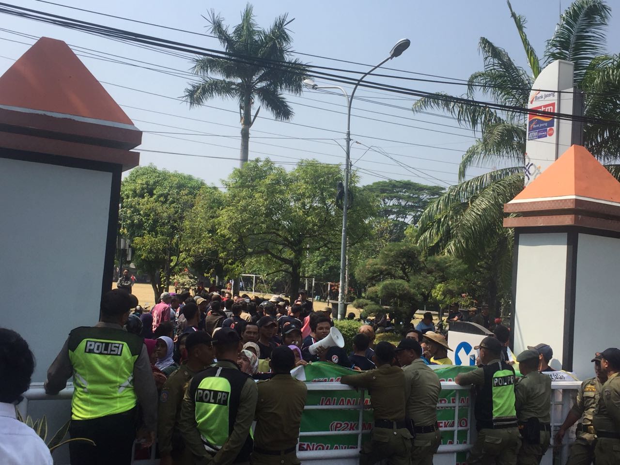 pedangang pasar darurat jl mangga unjuk rasa