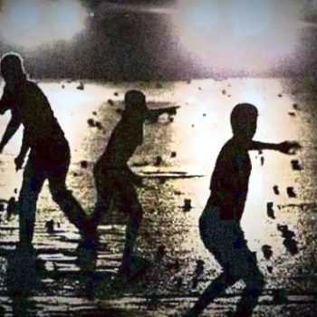 Ilustrasi-rumah-dilempar-batu