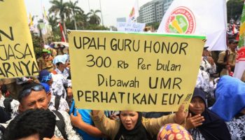 Ilustrasi-guru-honorer-berdemo