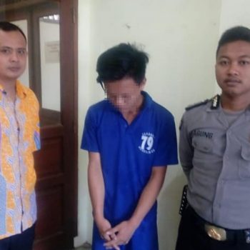 edarkan foto setengah telanjang